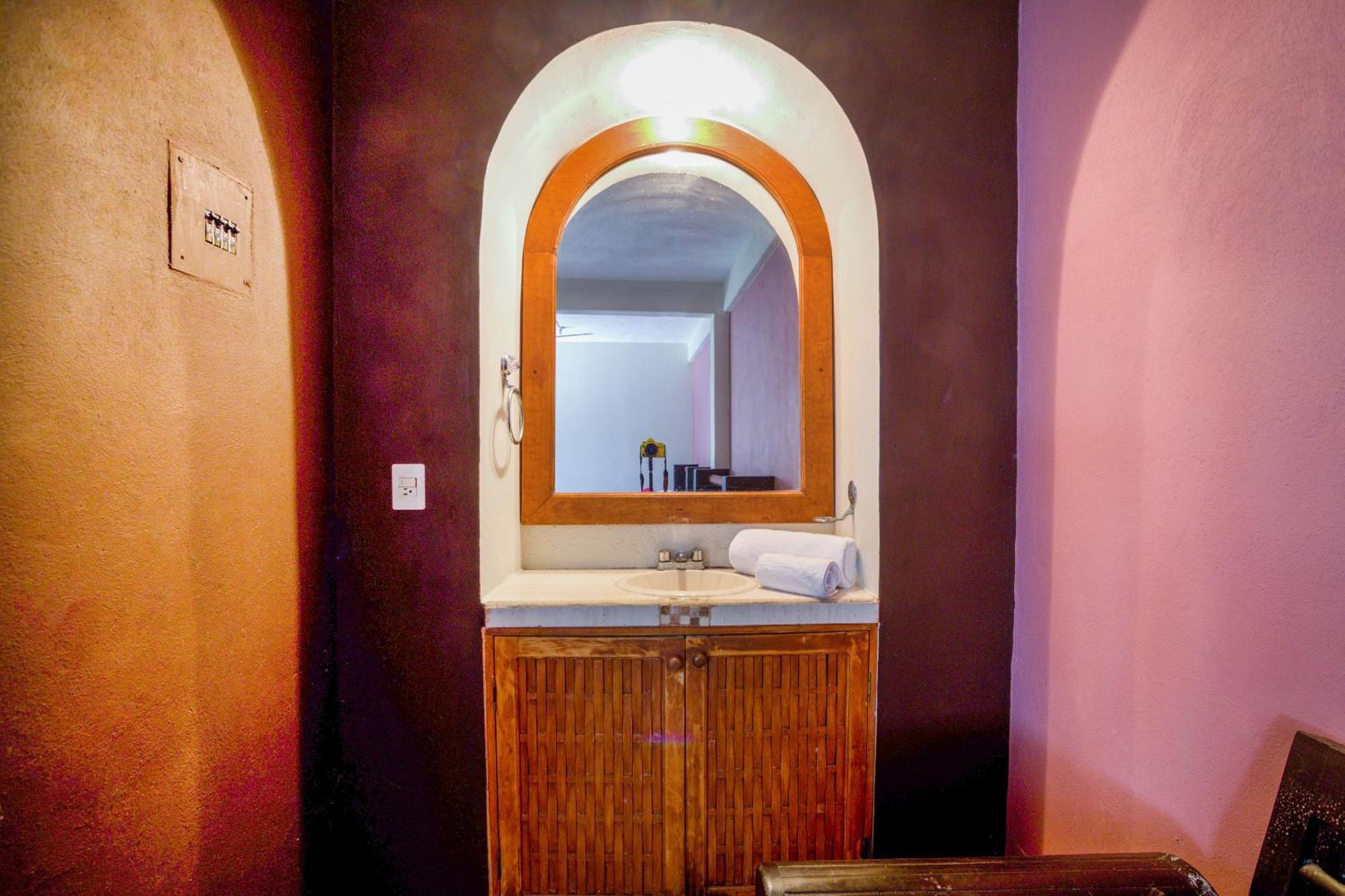 Oyo Lys, Hotel